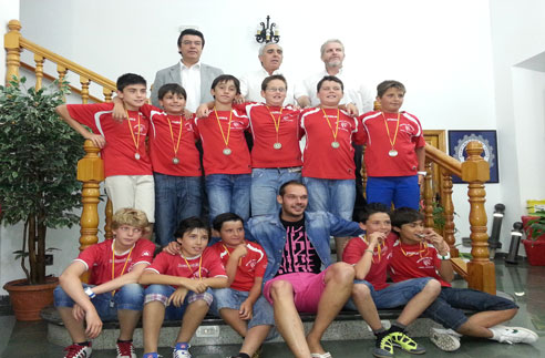 Grupo de chicos campeones de liga de Colegios de Aranjuez 2013. Acompañados del Sr. Alcalde, Teniente de Alcalde y Concejal de Deportes